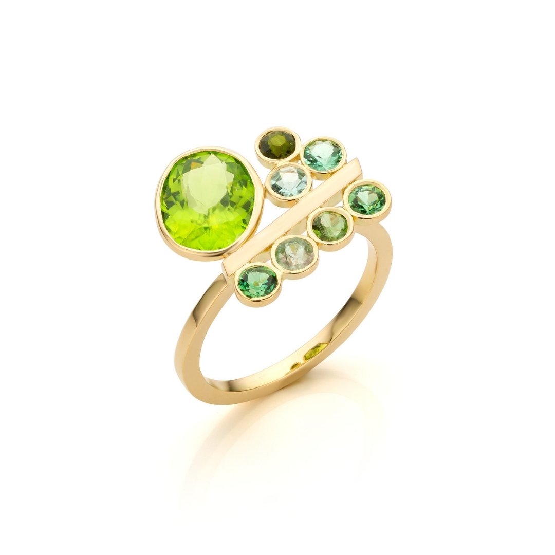 Audrey Huet Joaillerie : Ring N°2 in 18 karaat geel goud peridot en toermalijn model vol durf en elegantie MADE in Belgium