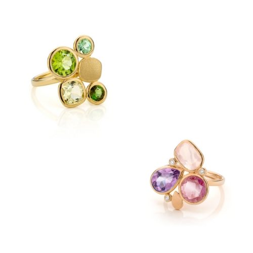 Porter le bijou qui nous ressemble, ici une bague avec une pierre bleue