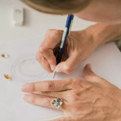 Audrey Huet occupée à dessiner un bijou sur mesure